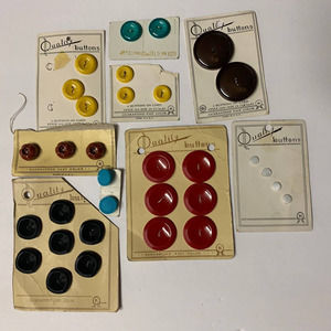 Vintage Buttons Plastic Lot‎ of 32 Buttons New Old Stock NOS #6
